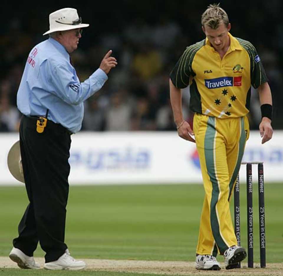 David Shepherd warns Brett Lee after he bowled a beamer to Marcus Trescothick