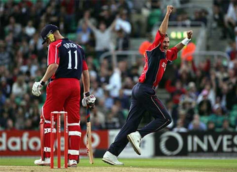 Andrew Caddick celebrates dismissing Andrew Flintoff, Lancashire v Somerset, Twenty20 final, The Oval, July 30, 2005