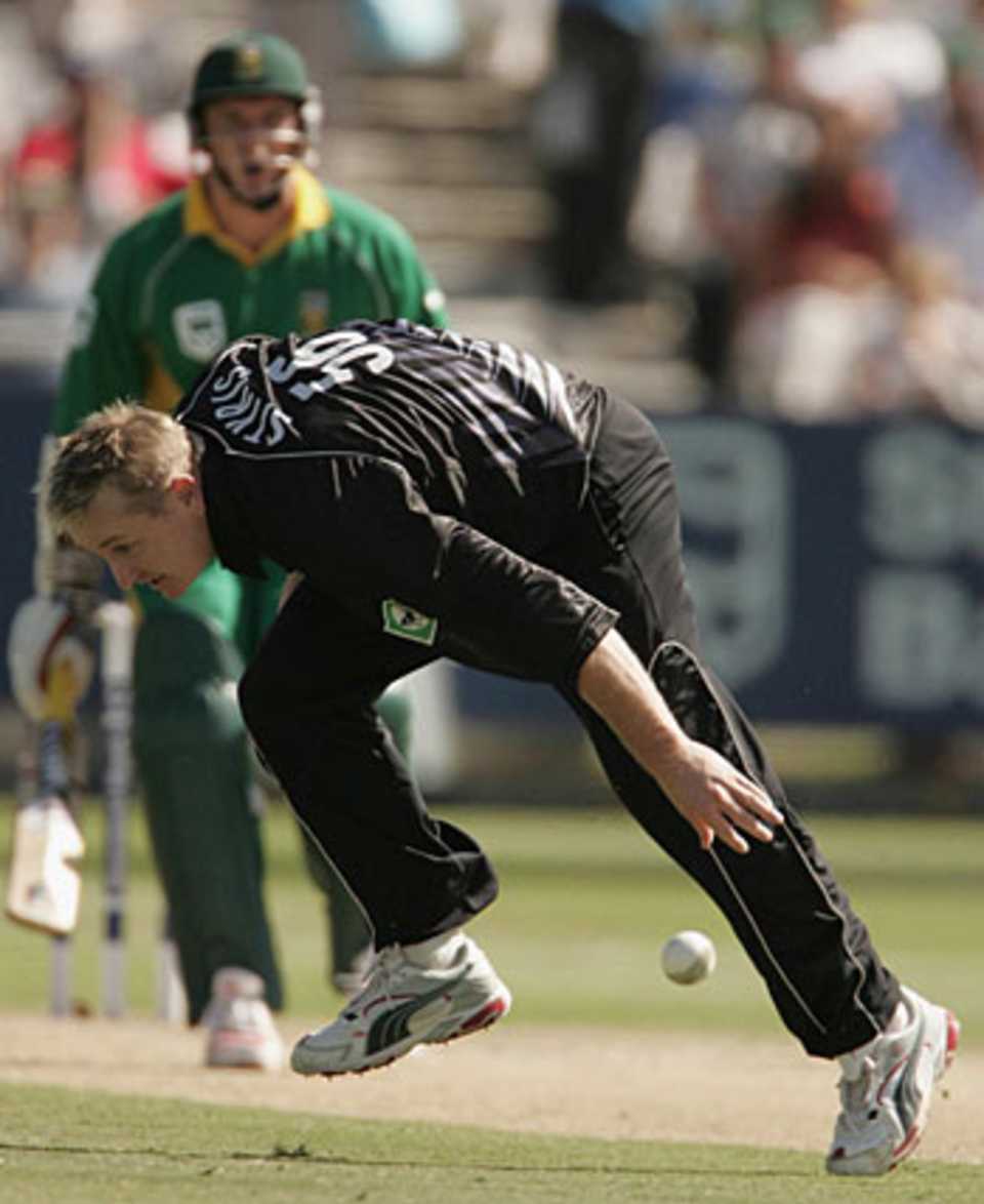 Scott Styris scrambles to field off Graeme Smith, South Africa v New Zealand, 2nd ODI, Cape Town, October 28, 2005