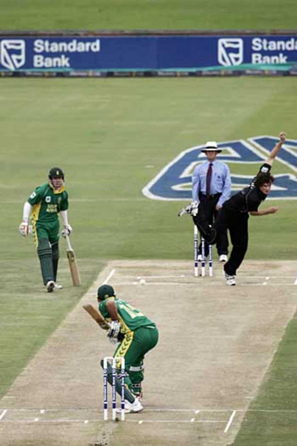 Kyle Mills bowls to Graeme Smith - Mills exchanged words with Smith, but Smith finished on top with 66, South Africa v New Zealand, 5th ODI, Centurion Park, November 6, 2005