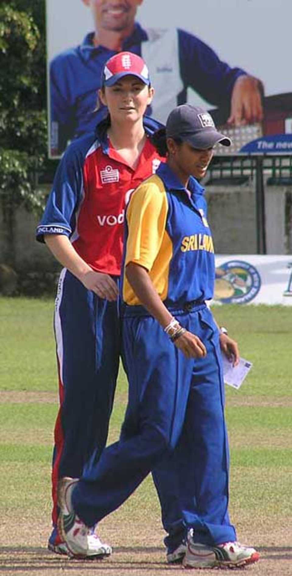 Charlotte Edwards and Sadamali Kumuduni at the toss