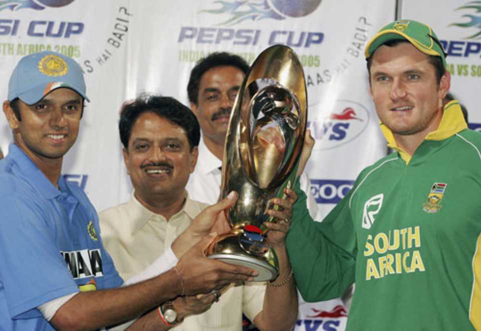 Rahul Dravid and Graeme Smith share the trophy after the one-day series was drawn 2-2, India v South Africa, 5th ODI, Mumbai, November 28, 2005