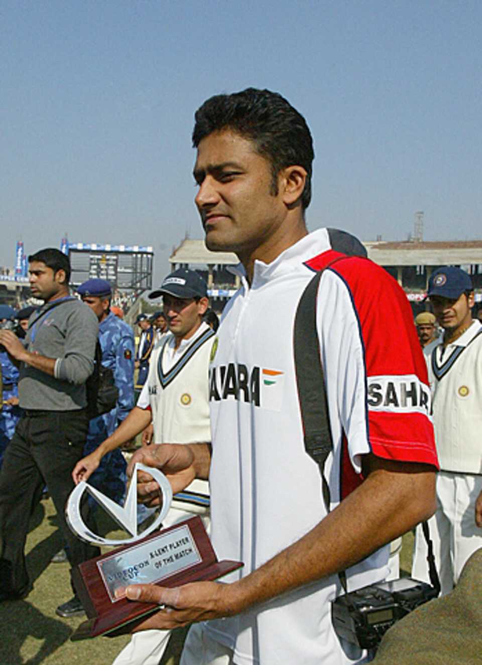 Anil Kumble with the Man-of-the-Match award, India v Sri Lanka, 2nd Test, Delhi, December 14, 2005