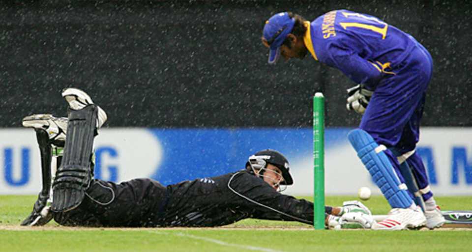 Nathan Astle dives to safety for the winning run, 2nd ODI, New Zealand v Sri Lanka, Christchurch, January 3, 2005