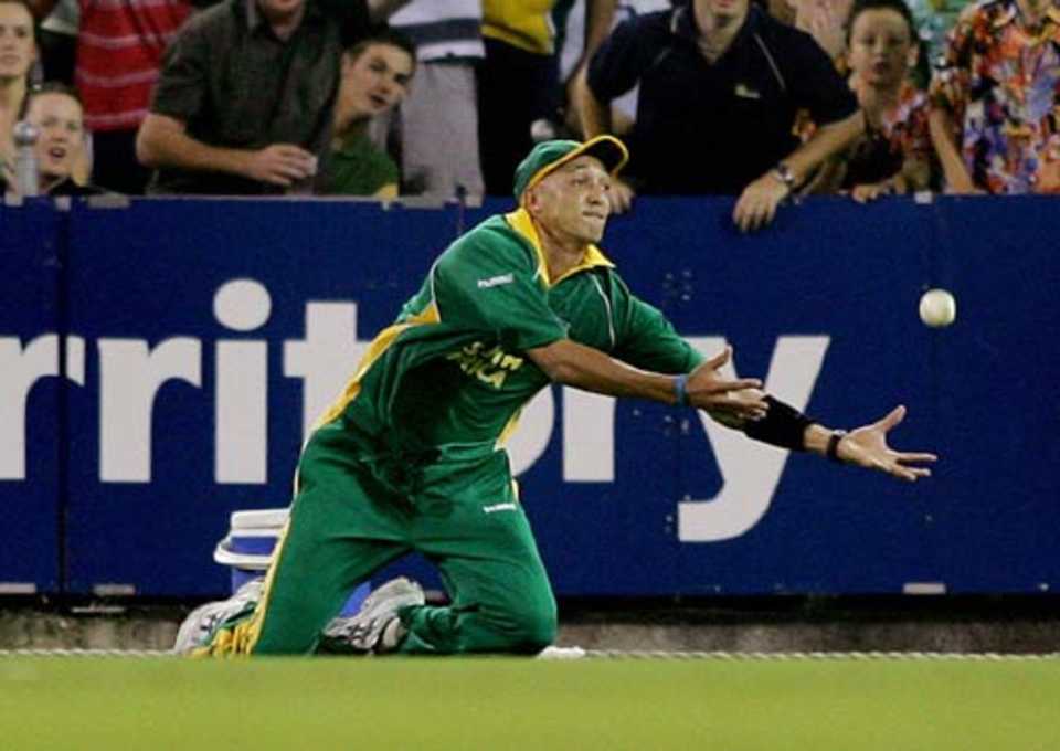 Garnett Kruger puts a boundary catch down, Australia v South Africa, Brisbane, January 9, 2006