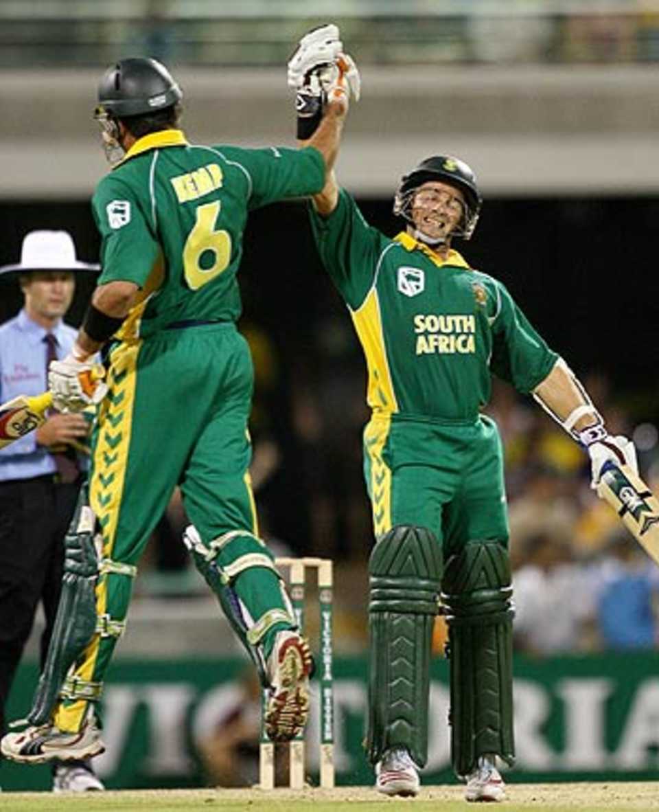 Mark Boucher and Justin Kemp celebrate the winning runs, Australia v South Africa, VB Series, Brisbane, January 15 2006