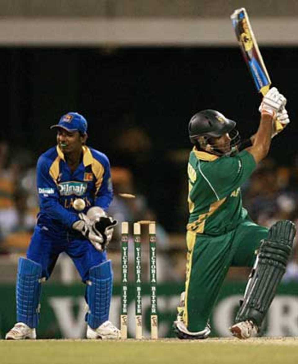 Justin Kemp is bowled, attempting to hit out against Malinga Bandara, as South Africa falter in their run chase, South Africa v Sri Lanka, 3rd VB Series match, Brisbane, January 17, 2006