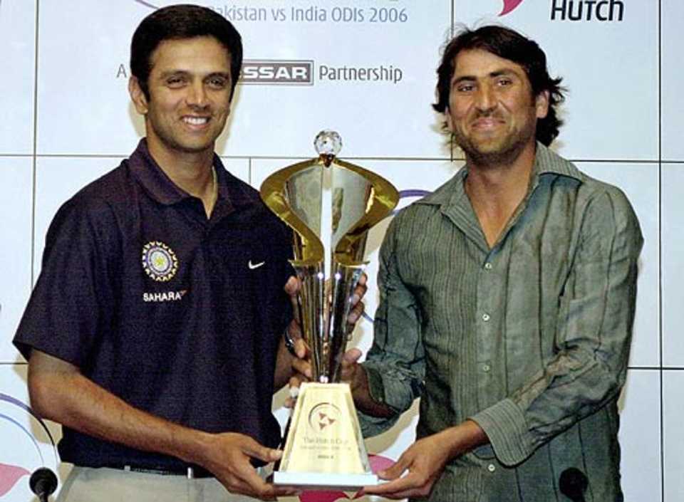Rahul Dravid and Younis Khan hold the ODI series trophy at the launch ceremony 