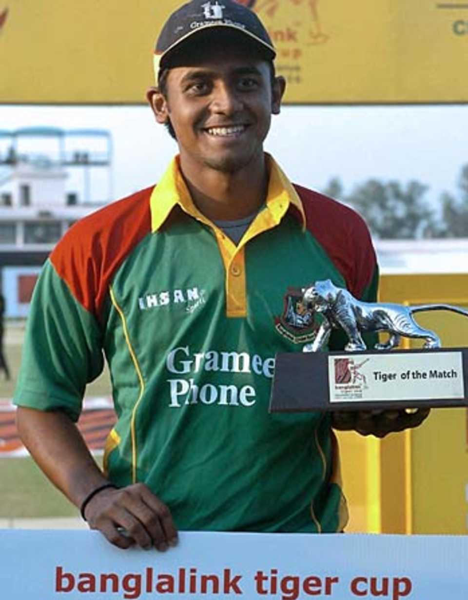 Shahriar Nafees with his Man-of-the-Match award, Bangladesh v Kenya, 1st ODI, Bogra, March 17, 2006
