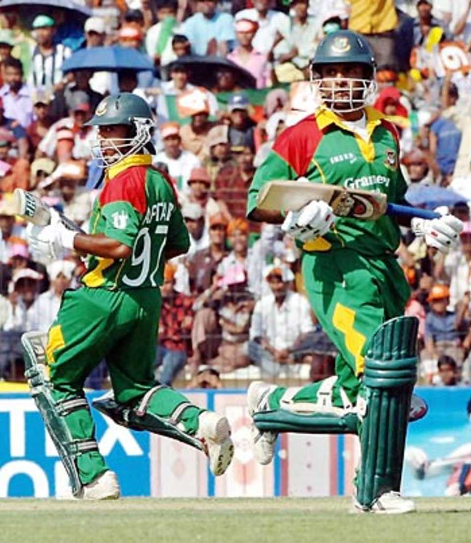 Javed Omar and Aftab Ahmed take a quick single, Bangladesh v Kenya, 2nd ODI, Khulna, March 20, 2006
