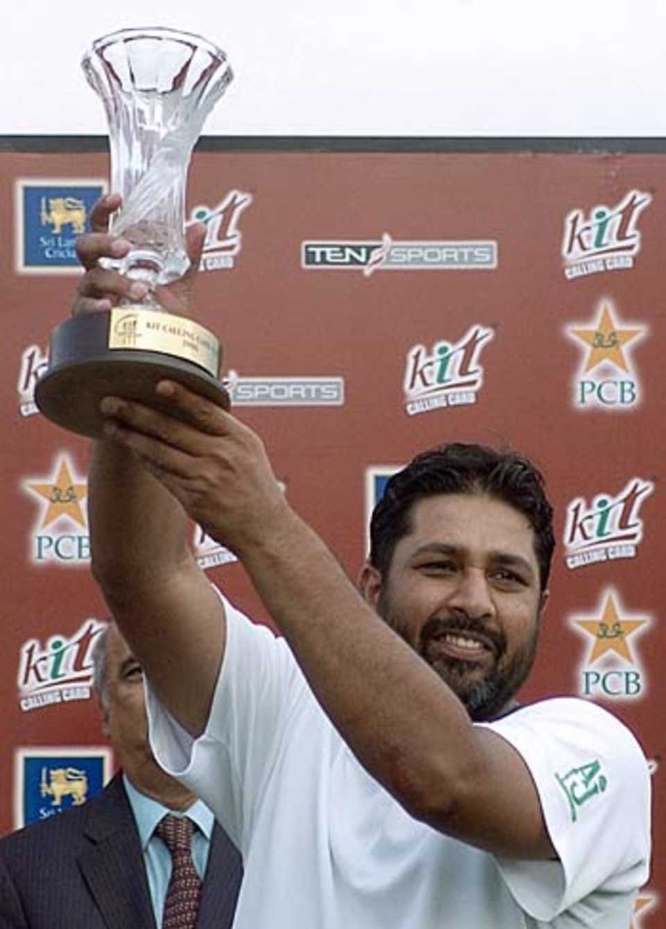 Inzamam-ul-Haq holds the trophy aloft after Pakistan's victory