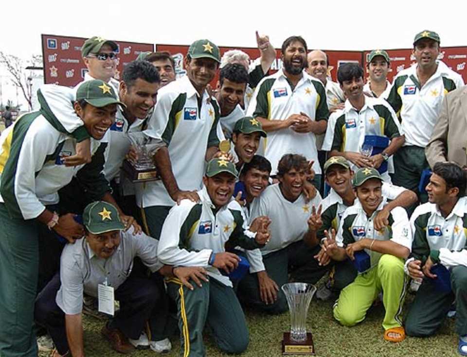 The Pakistan team are a happy bunch, Sri Lanka v Pakistan, 2nd Test, Kandy, 3rd day, April 5, 2006