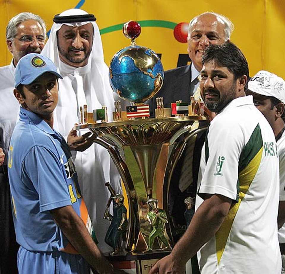 Rahul Dravid and Inzamam-ul-Haq share the DLF Cup