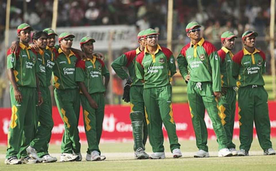 Give me red! The Bangladesh team wait on a verdict from the third umpire, Bangladesh v Australia, 1st ODI, Chittagong, April 23, 2006