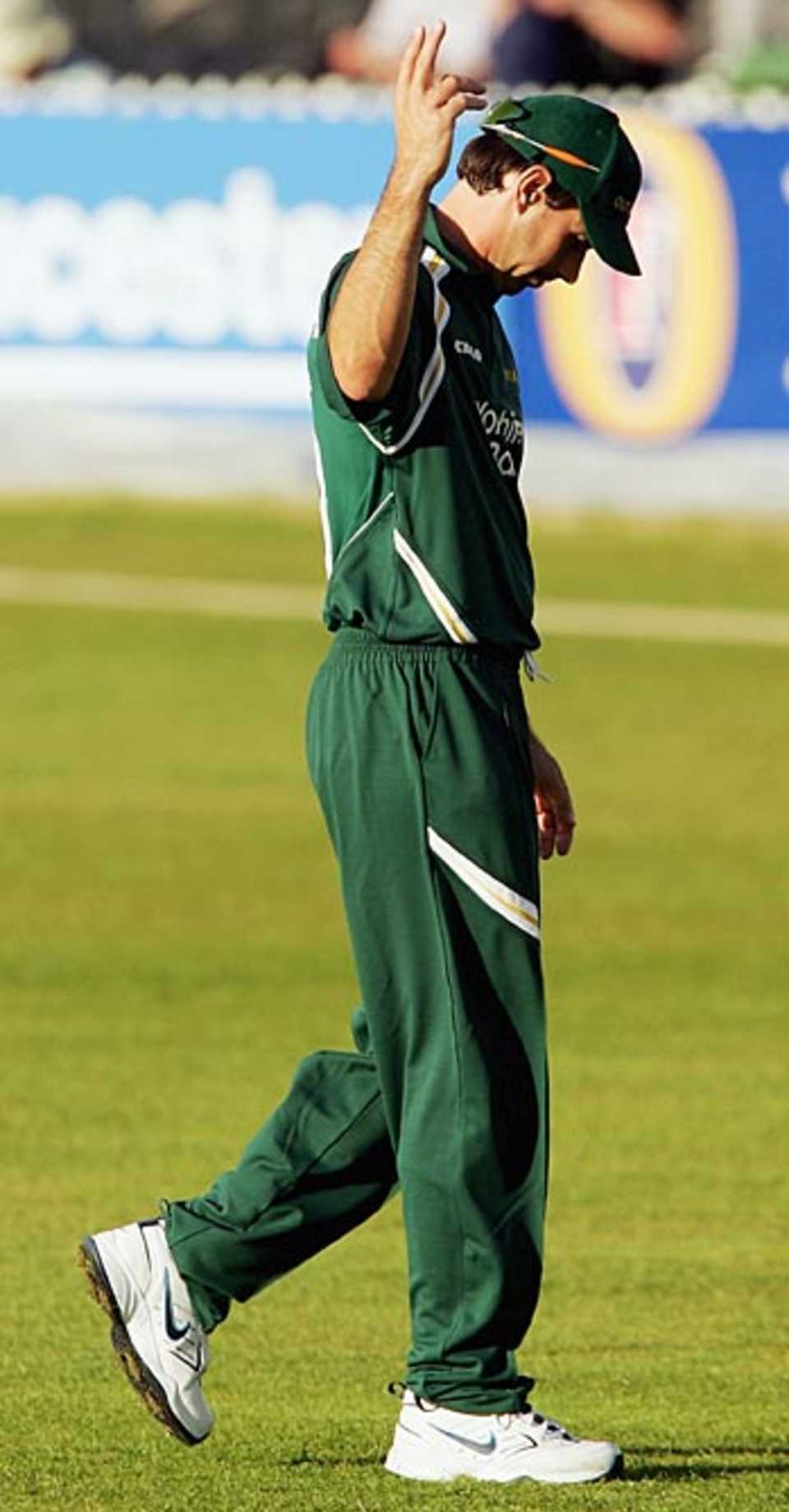 Stephen Fleming gives two fingers to the crowd after the day-night match at Derby was delayed by sunset, Derbyshire v Nottinghamshire, Derby, June 2, 2006