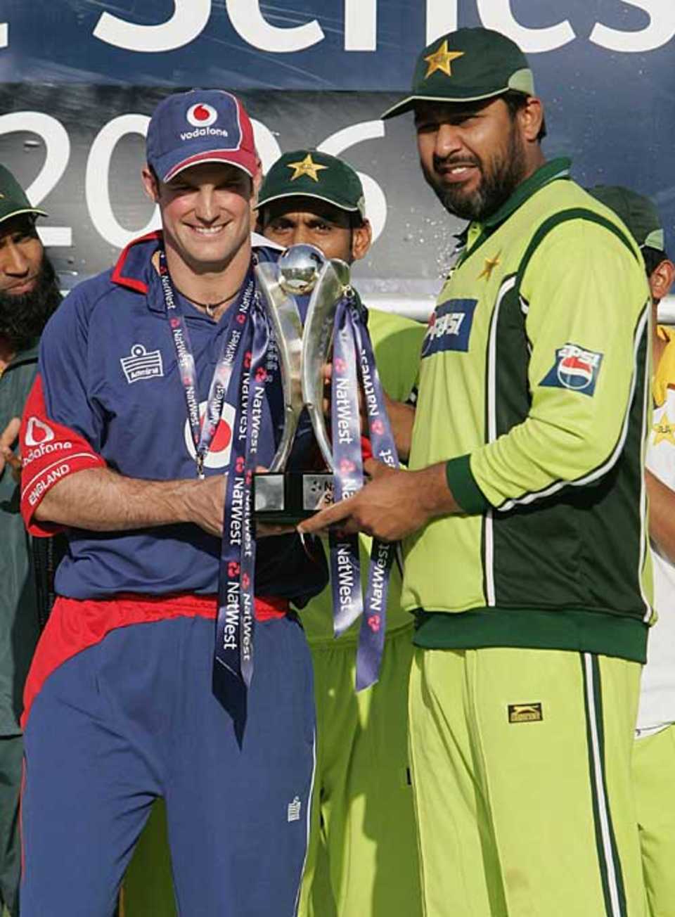 Andrew Strauss and Inzamam-ul-Haq with the Natwest Trophy