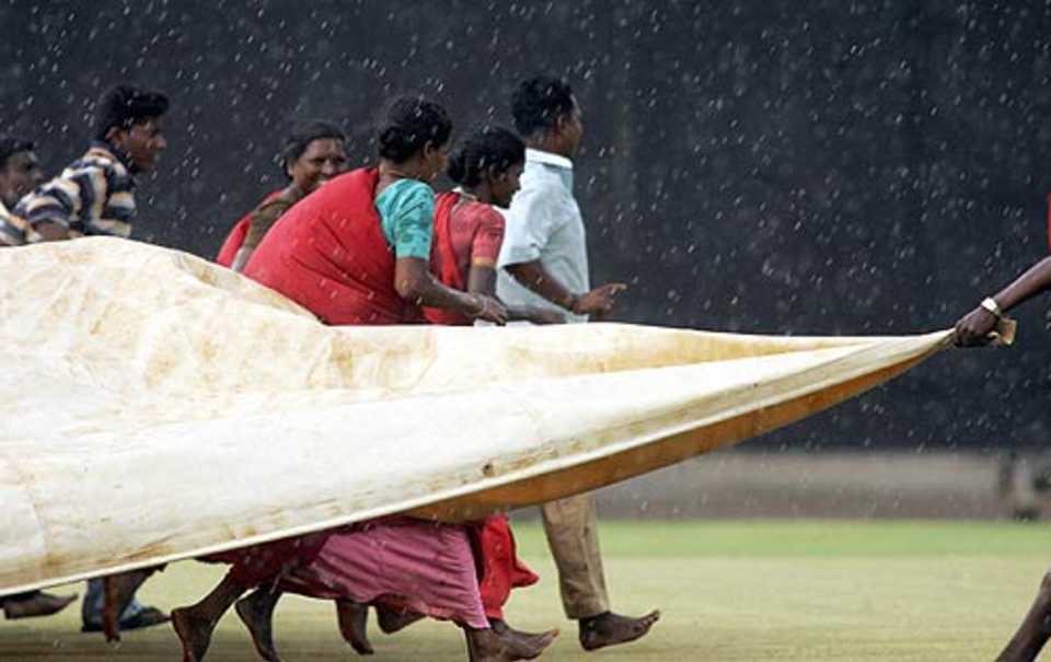 Groundstaff hurry to bring on the covers as rain played spoilsport, India Blue v India Red, Final, Challenger Series, Chennai, October 4, 2006