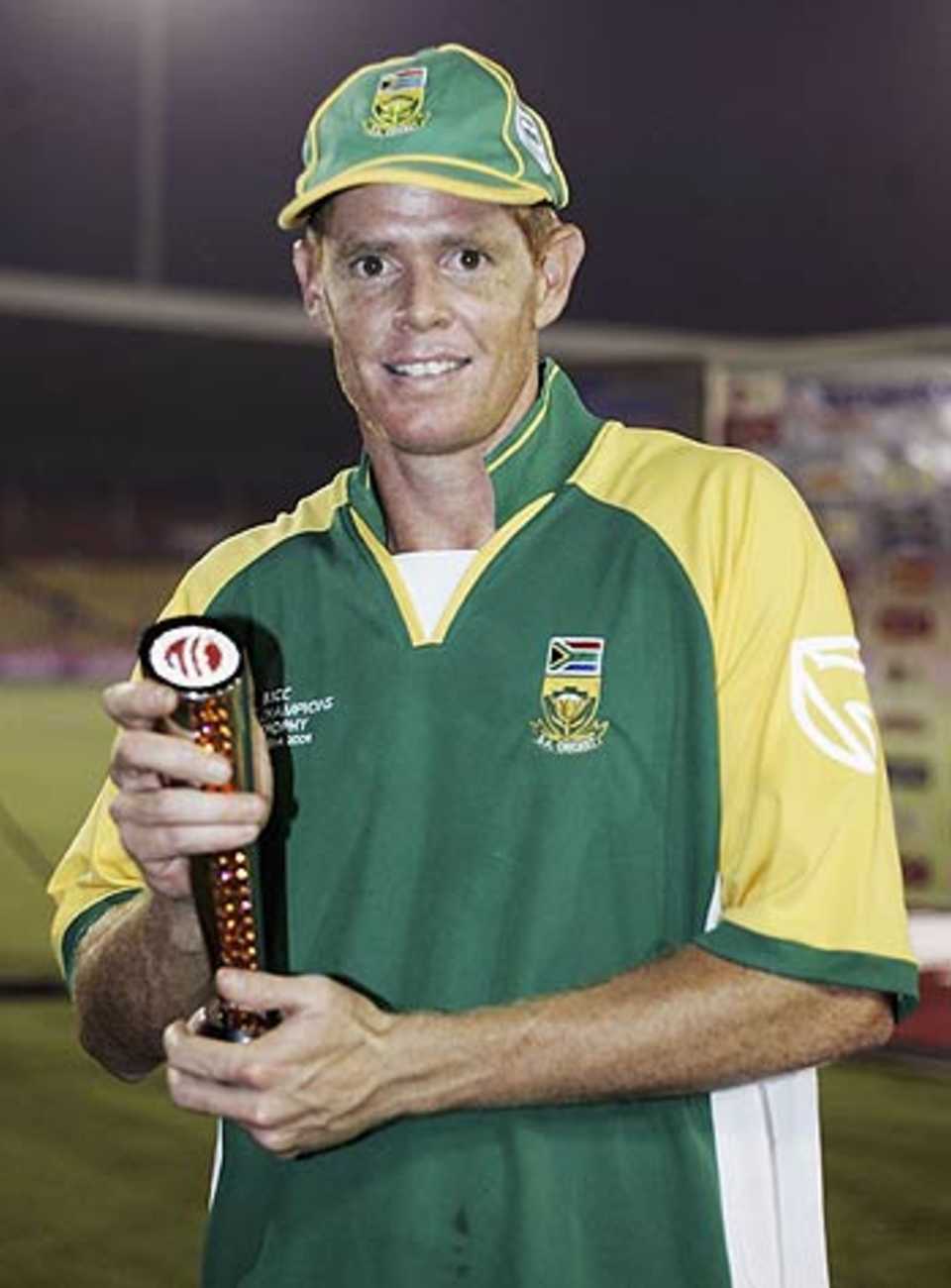 Shaun Pollock poses with the Man-of-the-Match award for his inspired performance in the field, South Africa v Sri Lanka, 7th match, Champions Trophy, Ahmedabad, October 24, 2006