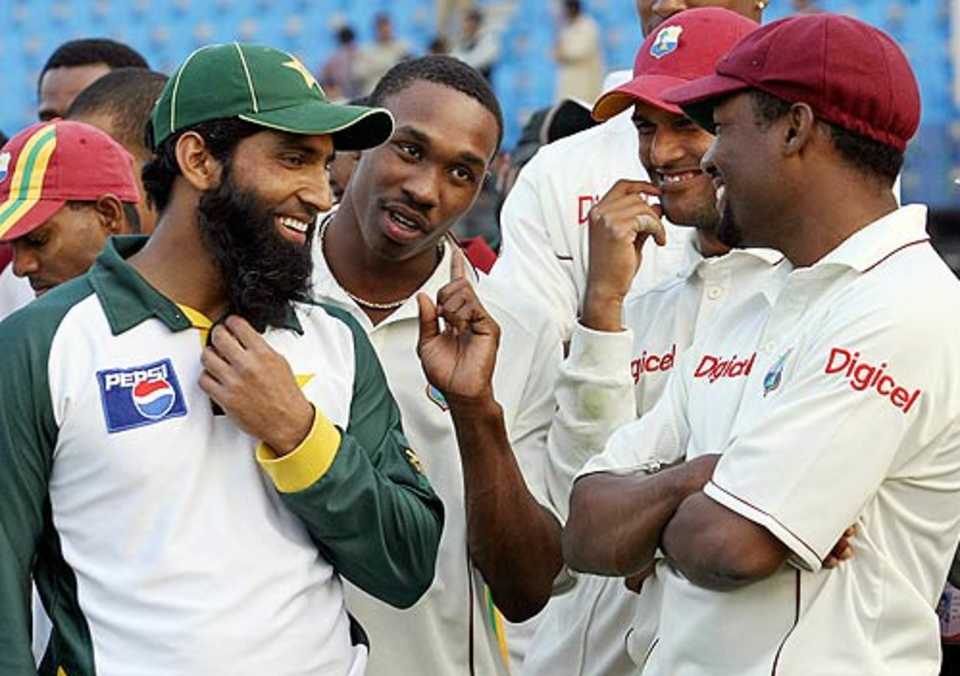 Dwayne Bravo, Daren Ganga and Brian Lara chat with Mohammad Yousuf who received the Man-of-the-Match award