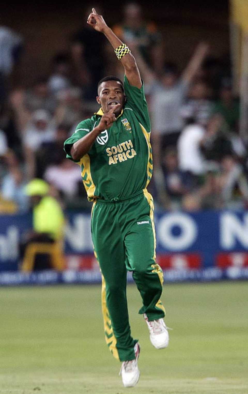 Makhaya Ntini celebrates Wasim Jaffer's wicket, South Africa v India, 4th ODI, Port Elizabeth, November 29, 2006