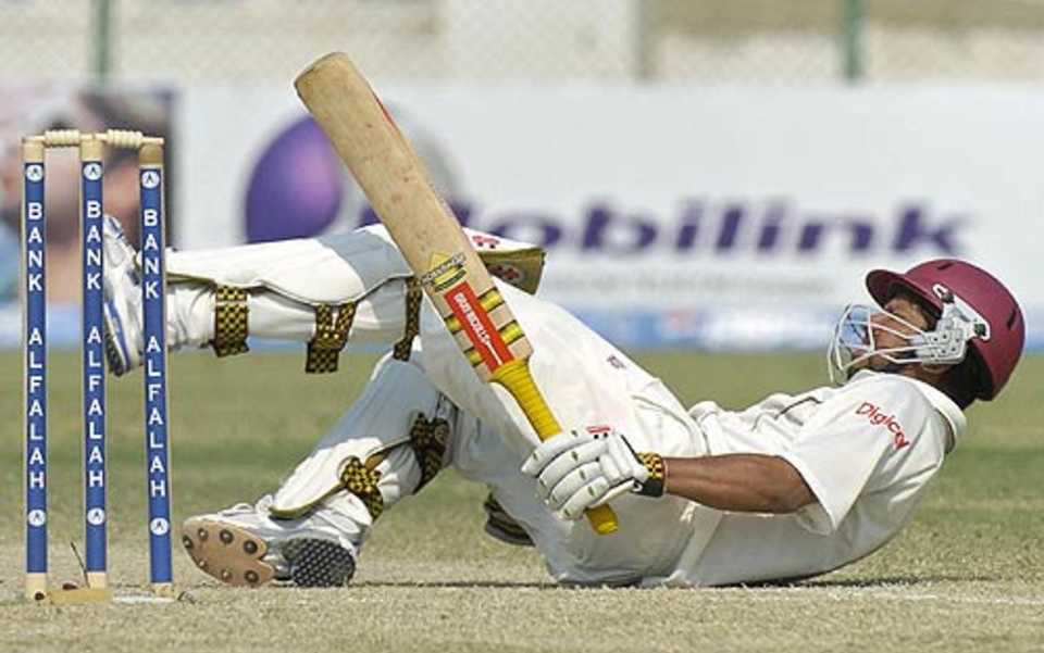 Ramnaresh Sarwan falls over after being struck on the foot