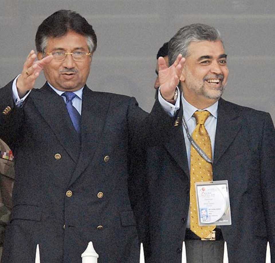 Pervez Musharraf and Nasim Ashraf catch the proceedings, Pakistan v West Indies, 3rd ODI, Lahore, December 10, 2006