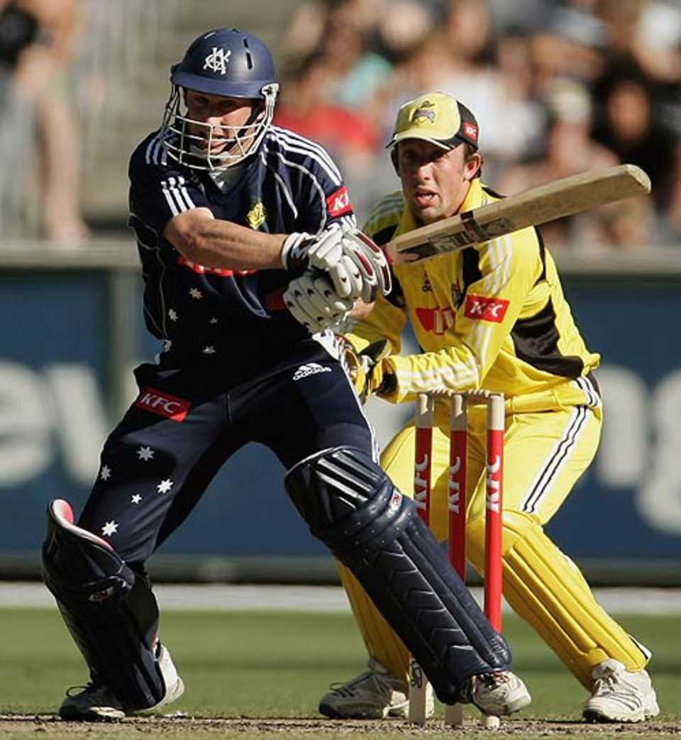 Luke Ronchi watches on as David Hussey pulls during his innings of 86, Victoria v Western Australia, KFC Twenty20, Melbourne, January 10, 2007