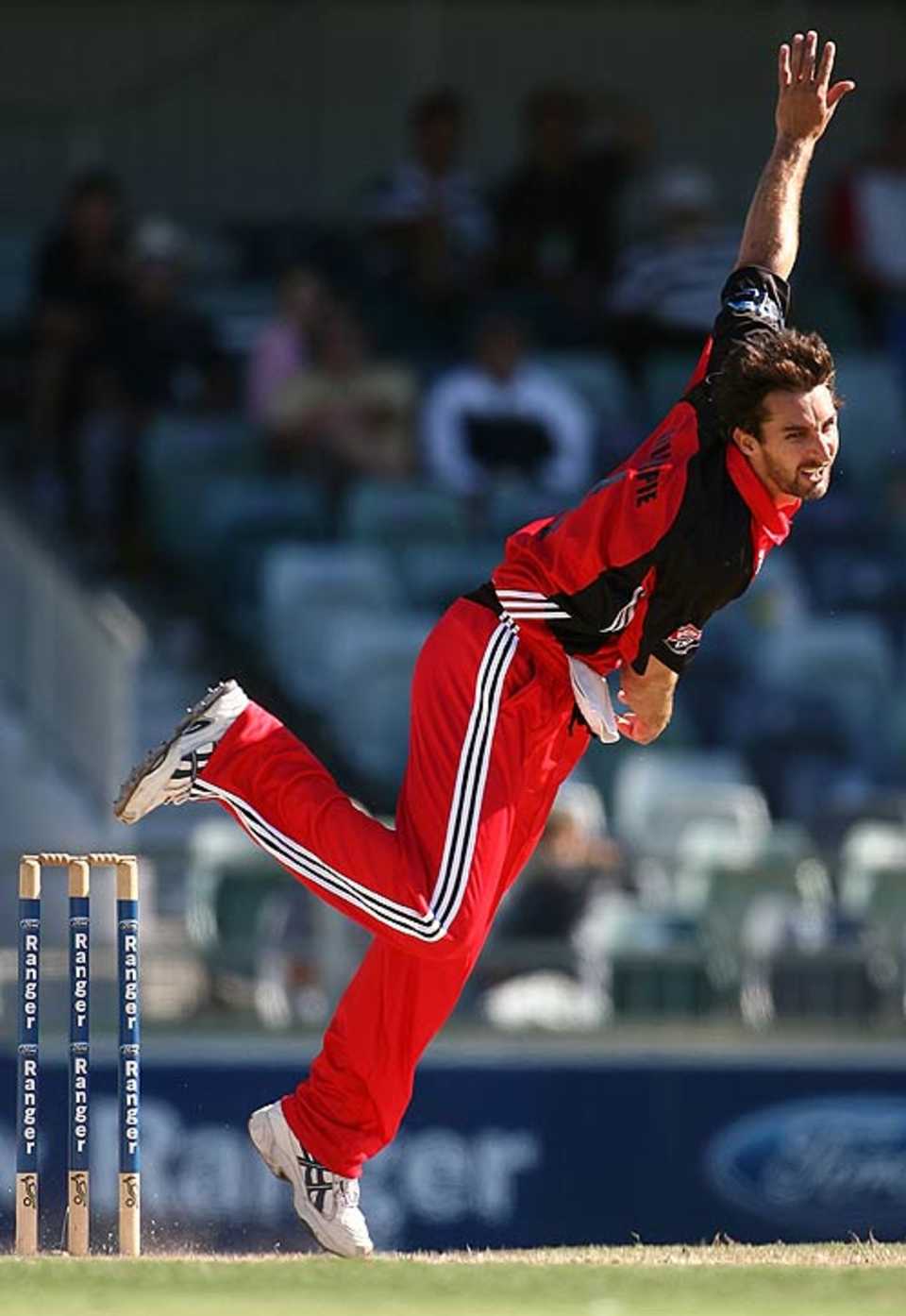 Jason Gillespie bowls during the Redbacks' limited-overs loss, Western Australia v South Australia, FR Cup, Perth, January 17, 2007