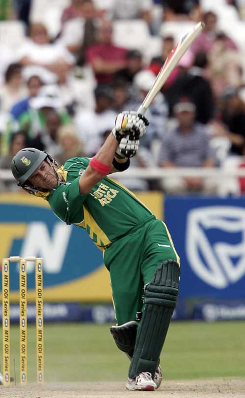 AB de Villiers almost swings himself off his feet as South Africa race to victory