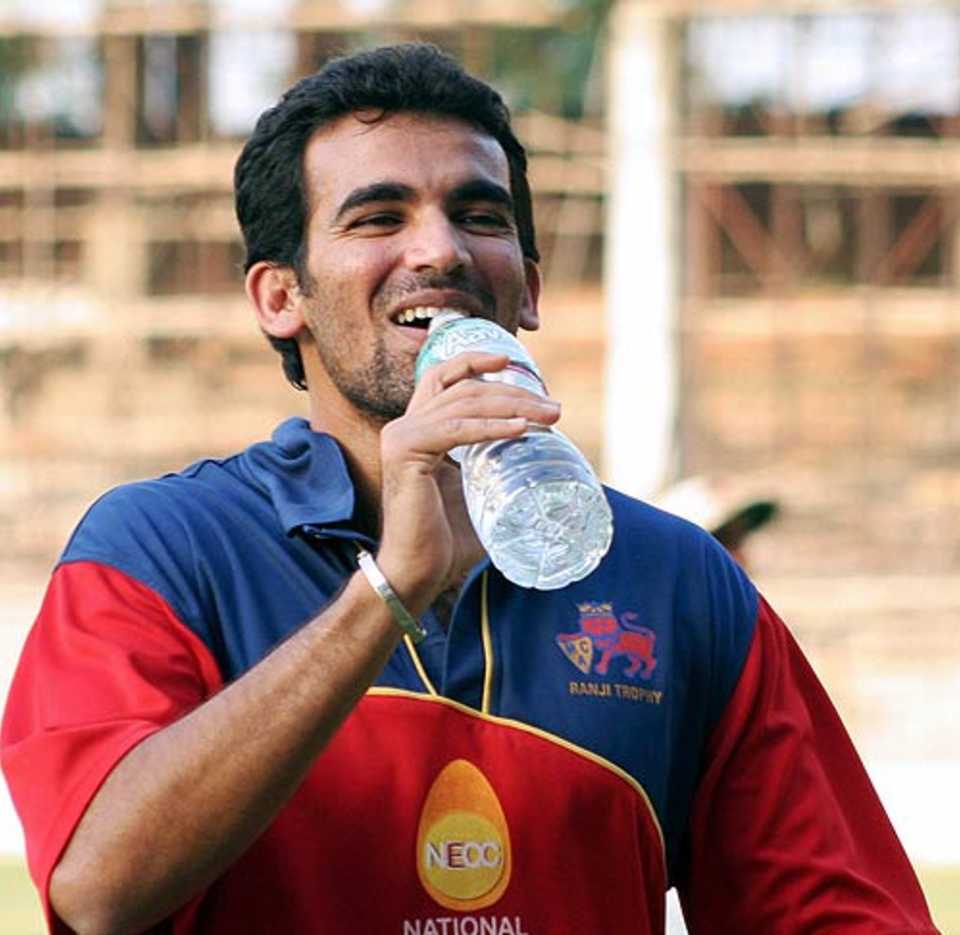 Zaheer Khan cools off in a practice session ahead of the Tamil Nadu clash