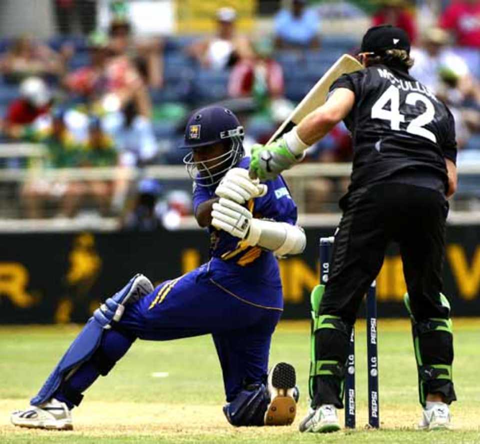 Mahela Jayawardene sweeps to fine leg
