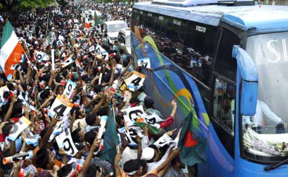 Bangladeshi cricket fans gather around the Indian team bus, Chittagong, May 15, 2007
