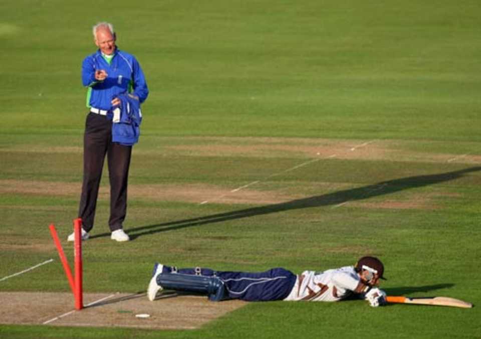 Umpire Roy Palmer gives Stewart Walters his marching orders, Sussex v Surrey, Twenty20 Cup, South Division, June 29, 2007