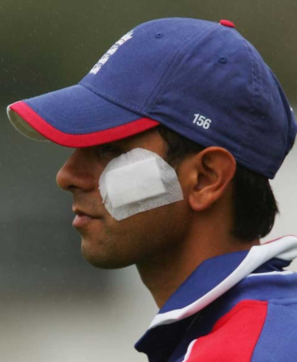 Vikram Solanki sports a bandage after bruising his cheek from a Zaheer Khan bouncer