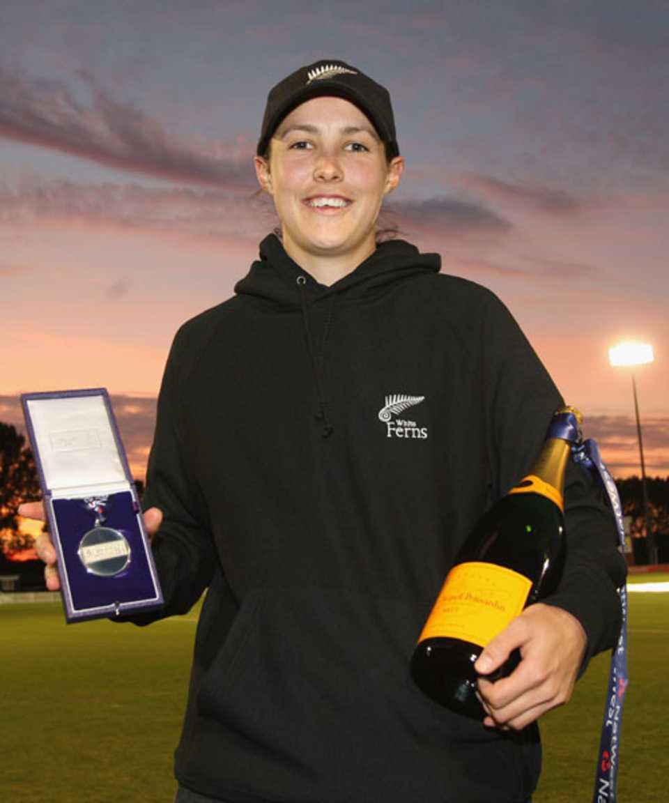 Sara McGlashan with her Man-of-the-Match award, England v New Zealand, 3rd Women's ODI, Derby, August 23, 2007