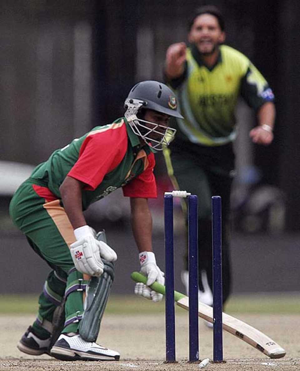 Alok Kapali is bowled by Shahid Afridi, Pakistan v Bangladesh, Twenty20 Quadrangular, Nairobi, September 2, 2007