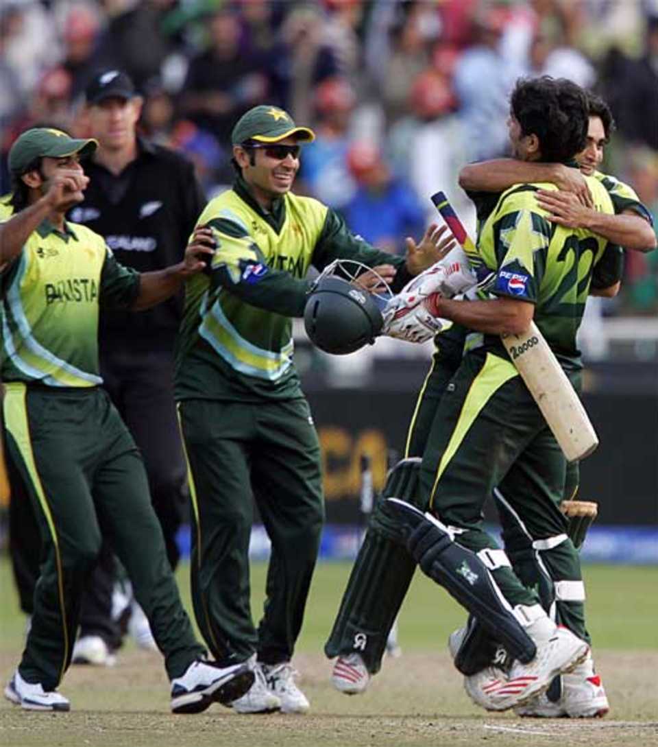 Pakistan celebrate a job well done, 1st Semi-final, ICC World Twenty20, Cape Town