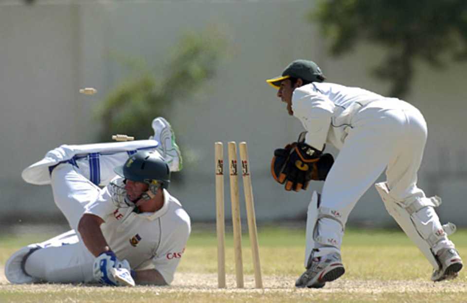 Sarfraz Ahmed whips off the bail as Andre Nel dives to make his ground