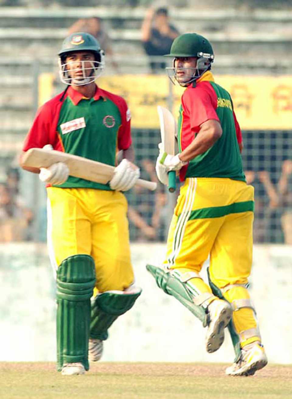 Mahmudullah Riyad (left) and Mosharaf Hossain added 101 for Dhaka's fifth wicket