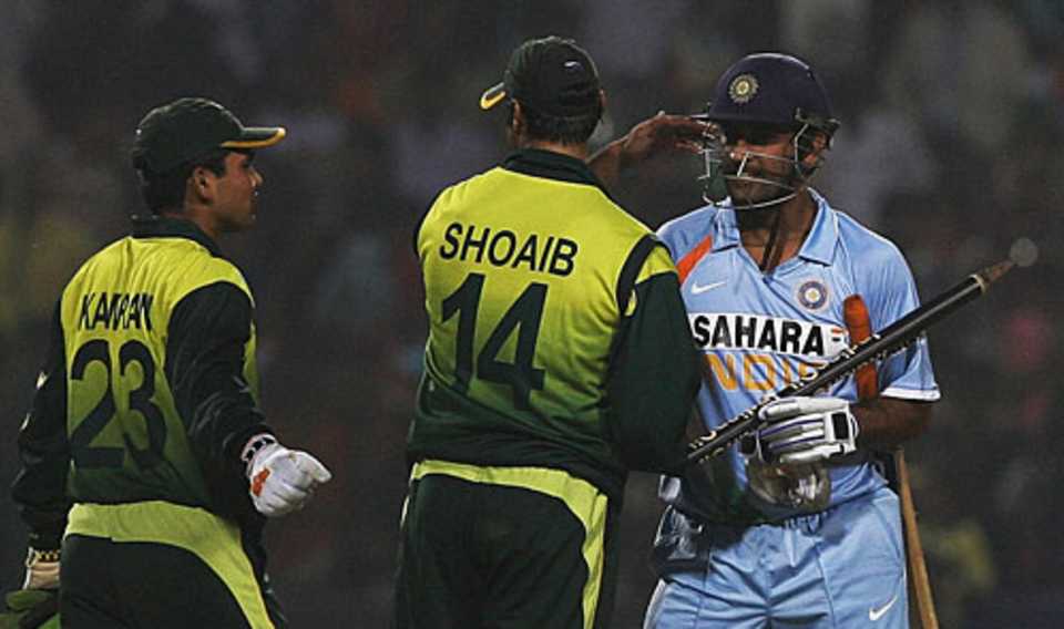 Shoaib Akhtar and Kamran Akmal congratulate Mahendra Singh Dhoni on India's series win, November 15, 2007