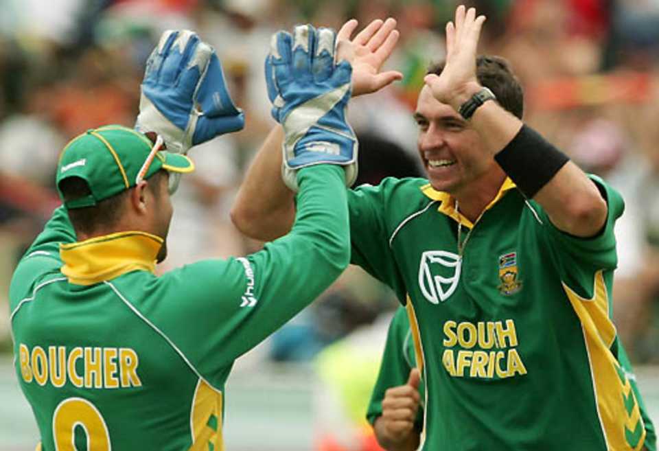 Andre Nel and Mark Boucher celebrate after dismissing Gareth Hopkins, South Africa v New Zealand, 1st ODI, Durban, November 25, 2007