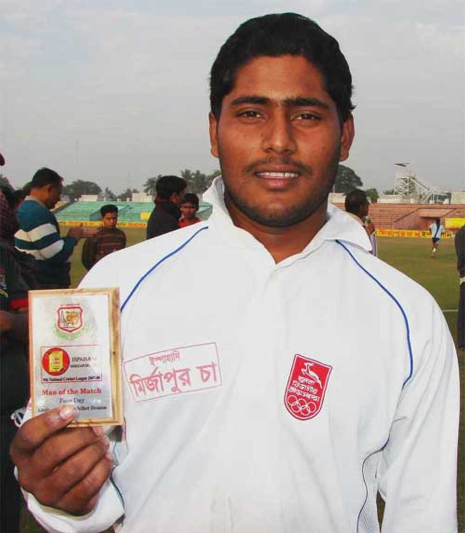 Imrul Kayash with his Man-of-the-Match award, Khulna Division v Sylhet Division, Khulna, December 17, 2007