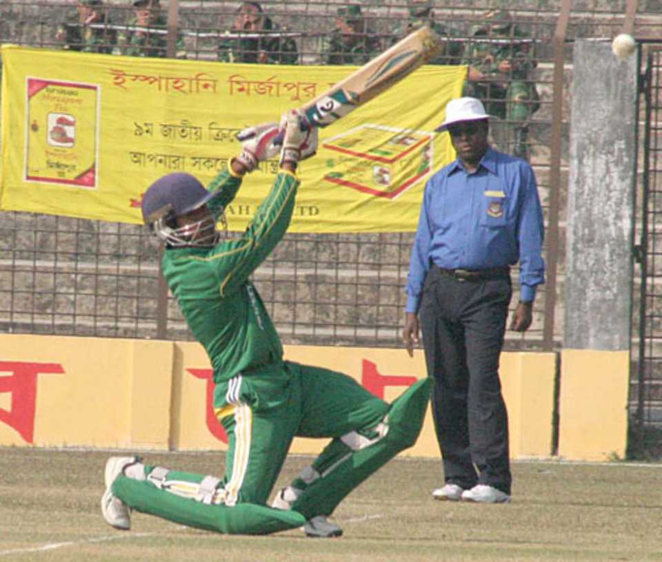 Shakil Haider powers the ball during his 95, Rajshahi v Chittagong, Rajshahi, December 18, 2007 