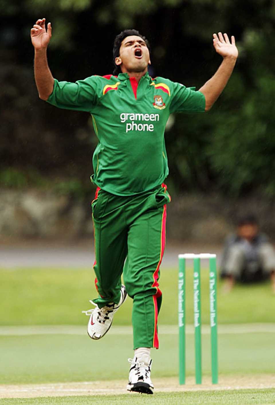 Mashrafe Mortaza throws his hands up in frustration, Auckland v Bangladeshis, December 21, 2007
