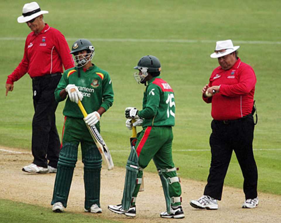 Mushfiqur Rahim and Farhad Reza wait for the umpires to take a decision on whether to leave the field after rain interrupted play, New Zealand v Bangladesh, 2nd ODI, Napier, December 28, 2007