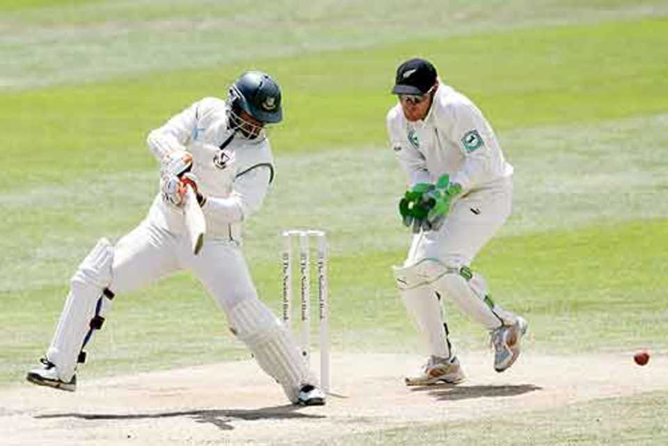 Shahriar Nafees cuts one away, New Zealand v Bangladesh, 1st Test, Dunedin, 3rd day, January 6, 2008