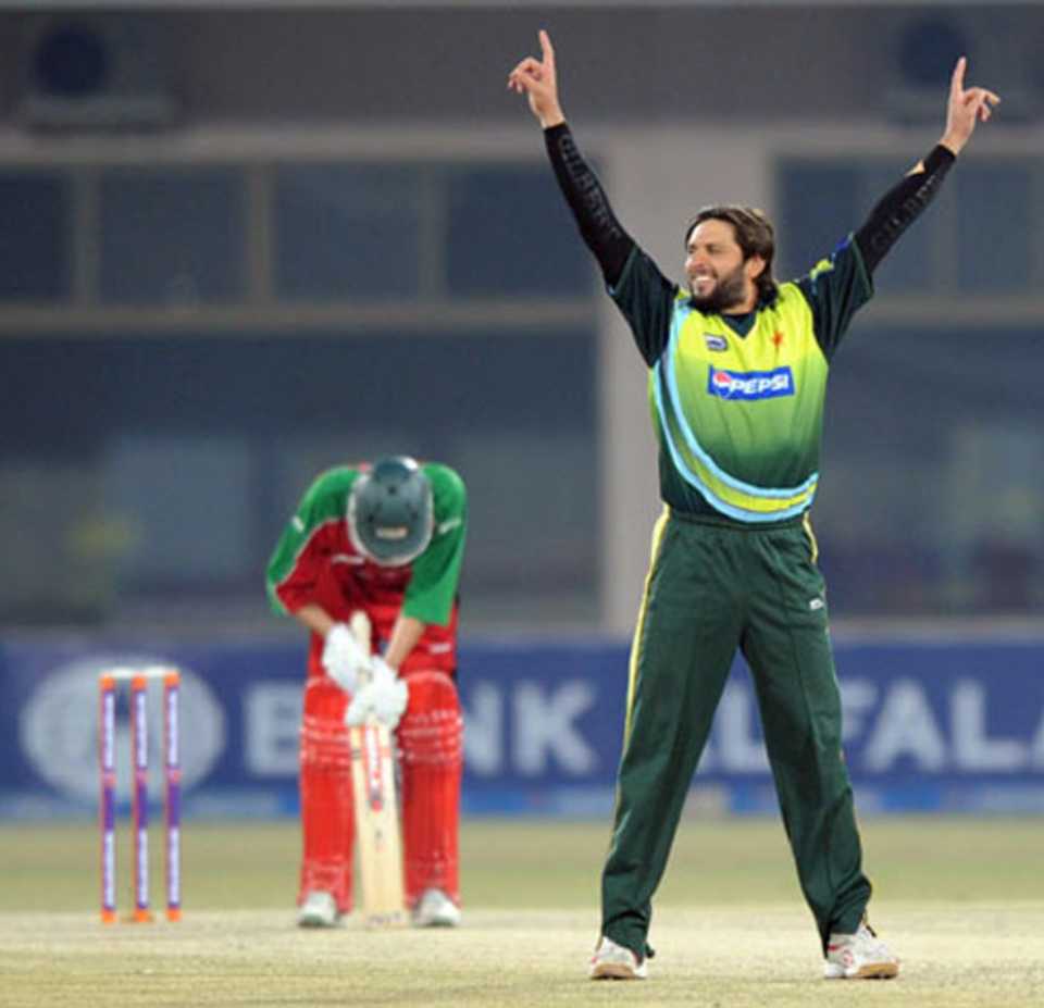 Shahid Afridi rejoices after dismissing Sean Williams, Pakistan v Zimbabwe, 3rd ODI, Multan, January 27, 2008 