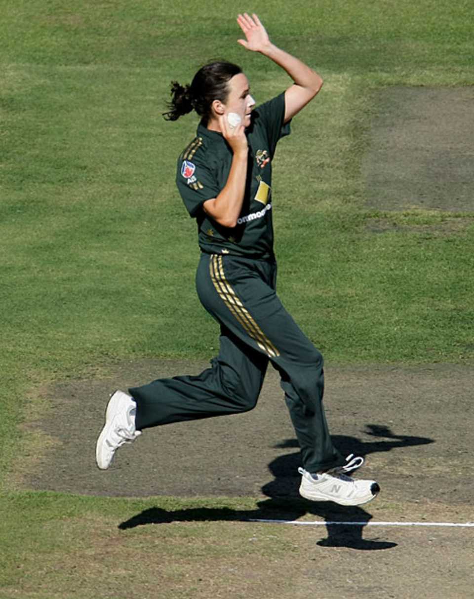 Kirsten Pike runs in to bowl, Australia v England, women's Twenty20, Melbourne, February 1, 2008