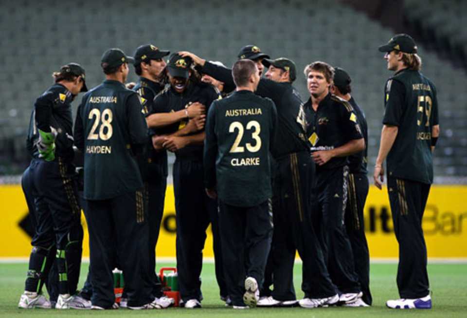 The Australian team take a break after the fall of Kumar Sangakkara, 9th ODI, CB Series, Melbourne, February 22, 2008 