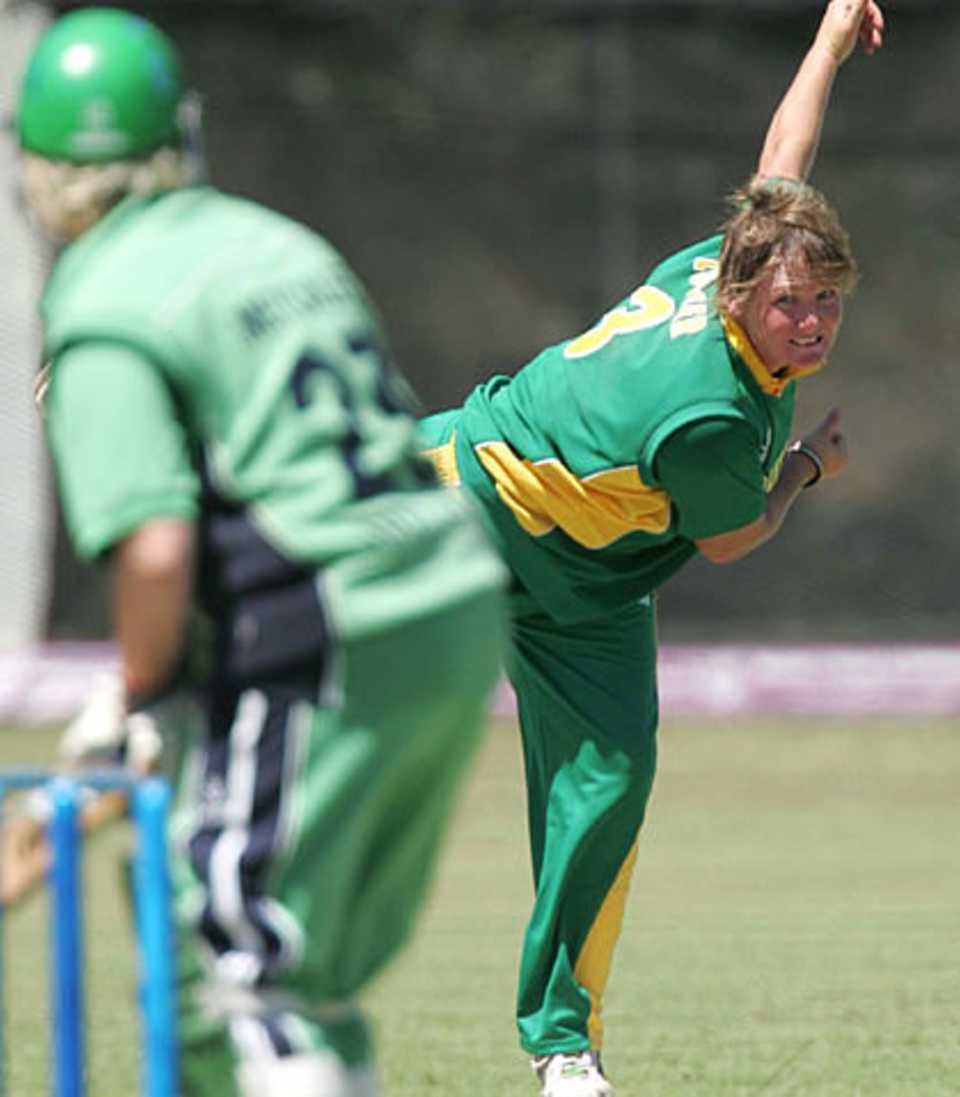 Sunette Loubser delivers the ball, South Africa v Ireland, ICC Women's World Cup Qualifiers semi-final, Stellenbosh, February 22, 2008